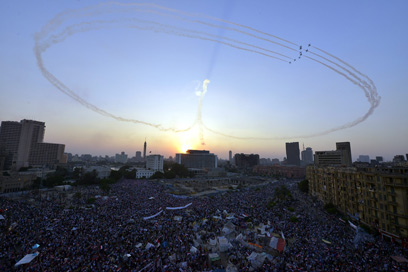 המצדדים בהפיכה, אמש בתחריר. מטוסי חיל האוויר בשמיים (צילום: EPA) (צילום: EPA)