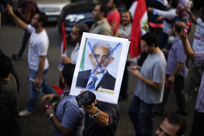 מתנגדי מורסי מפגינים נגד אובמה בקהיר (צילום: AFP) (צילום: AFP)