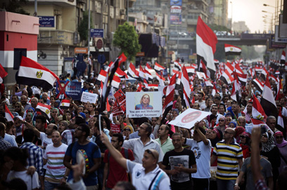 מתנגדי מוחמד מורסי. שלטים גם נגד אובמה (צילום: AFP) (צילום: AFP)