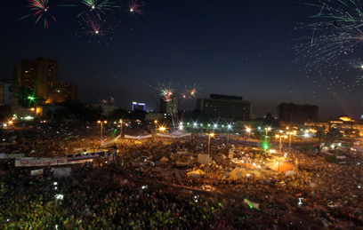 כיכר תחריר הערב. רבבות מתומכי ההפיכה (צילום: AP) (צילום: AP)