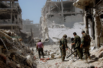 בינתיים, הלחימה בין הצדדים נמשכת. כוחות צבא סוריה בחומס (צילום: EPA) (צילום: EPA)
