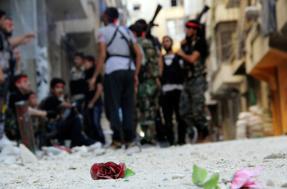 רובים ושושנים. מורדים סורים בחלב (צילום: רויטרס) (צילום: רויטרס)