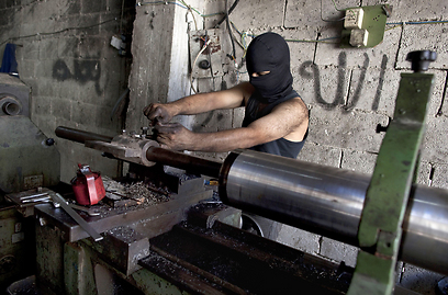 מפעל לייצור נשק של המורדים בעיר חלב (צילום: AFP) (צילום: AFP)