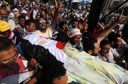 נושאים את גופתו של אחד ההרוגים, היום במצרים (צילום: רויטרס) (צילום: רויטרס)