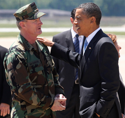 אובמה וראש הפיקוד למבצעים מיוחדים של צבא ארה"ב        (צילום: AP) (צילום: AP)