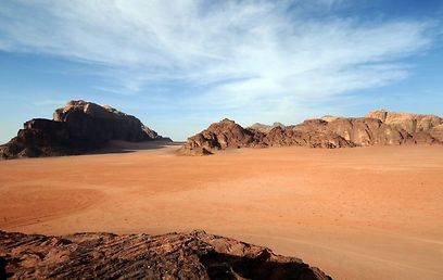 דיונות המוקפיות בהרים אדומים מאבן חול. ואדי ראם (צילום: בועז סמוראי) (צילום: בועז סמוראי)