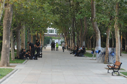 פארק גזי הפתוח. השוטרים נחים (צילום: MCT) (צילום: MCT)