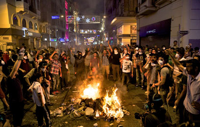מפגינים ברחוב איסתיקלל המוביל לטקסים (צילום: רויטרס) (צילום: רויטרס)