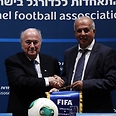 FIFA President Sepp Blatter (L) and Israeli FA head Avi Luzon (archives) 