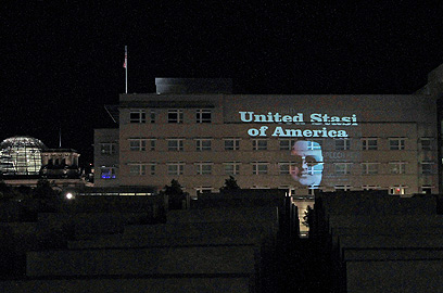 הכתובת על בניין השגרירות האמריקנית בברלין (צילום: AFP) (צילום: AFP)