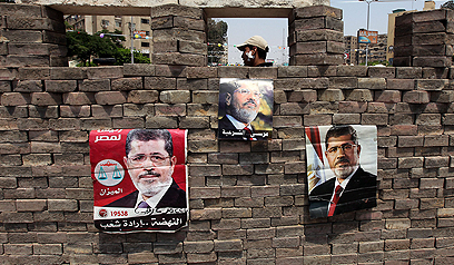 תמונות הנשיא המודח בקהיר. רבים זוכרים לו חסד (צילום: EPA) (צילום: EPA)