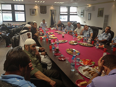 בכירי המגזר בישיבה מיוחדת עם קציני המשטרה (צילום: שאקר נאטור) (צילום: שאקר נאטור)