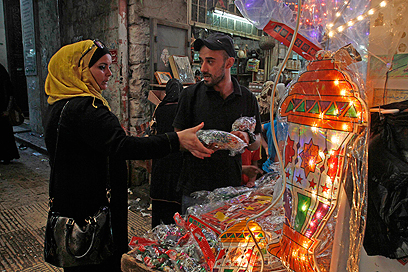 הכנות לרמדאן בשוק בשכם (צילום: רויטרס) (צילום: רויטרס)