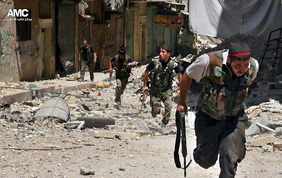 מורדים סורים בלחימה נגד אסד (צילום: AP) (צילום: AP)