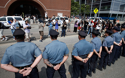 חבריו של שוטר MIT שנרצח, מחוץ לבית המשפט    (צילום: AP) (צילום: AP)