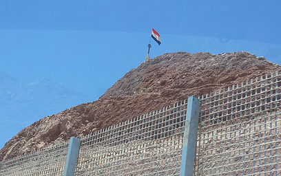 עמדה מצרית ליד גדר הגבול (צילום: יואב זיתון) (צילום: יואב זיתון)