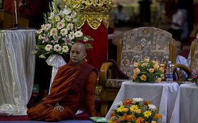 הנזירים הבודהיסטים הם מנהיגים רוחניים וגם מנהיגים פוליטיים (צילום: AP) (צילום: AP)