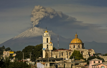 התפרצות הר הגעש פופוקטפטל במכסיקו יצרה ענן של אפר געשי שהביא לביטולי טיסות ולפינוי תושבים (צילום: AFP) (צילום: AFP)