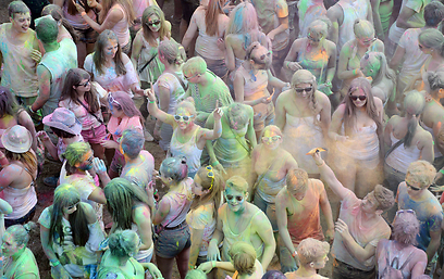 בעיר קרלסרוהה שבגרמניה חגגו את פסטיבל הצבעים "הולי", שמקורו בהודו, והשליכו אבקות צבעוניות כדי לגרש רוחות רעות (צילום: AFP) (צילום: AFP)