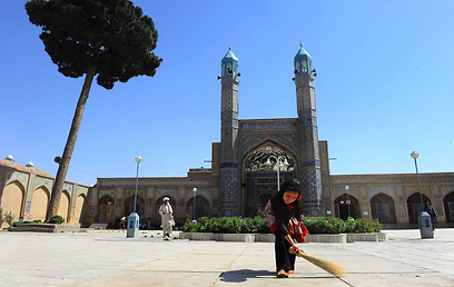 ילדה אפגנית מטאטאת את רחבת המסגד הגדול בעיר הראט לכבוד חודש הרמדאן (צילום: AFP) (צילום: AFP)