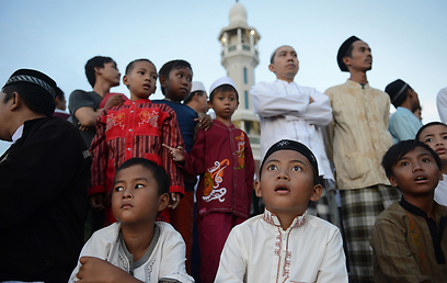 תושבים בג'קארטה, בירת אינדונזיה, מצפים למולד הירח שיסמן את תחילת חודש הרמדאן (צילום: AFP) (צילום: AFP)