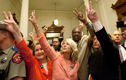 סנאטורים מהשמאל מביעים הזדהות עם הפעילים (צילום: AP) (צילום: AP)