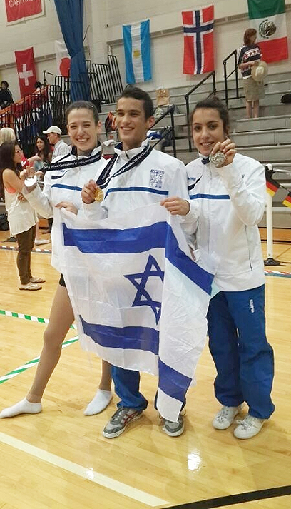 הזוכים הישראלים מציגים את המדליות (צילום: ערן להב) (צילום: ערן להב)