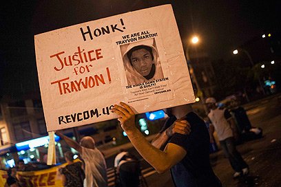 דורשים משפט צדק. מפגינים בניו יורק עם תמונתו של טרייבון (צילום: רויטרס) (צילום: רויטרס)