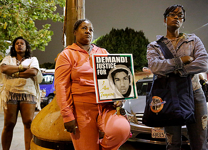 מאוכזבים. מפגינים בלוס אנגל'ס לאחר סיום משפט הרצח של טרייבון מרטין (צילום: רויטרס) (צילום: רויטרס)