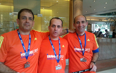 מימין לשמאל: אמיר, ארז ואורן  אורלי לאחר סיום תחרות חצי ישראמן ()