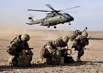 פחות הרוגים בקרב. חיילים בריטים באפגניסטן (צילום:  EPA/crown copyright reserved) (צילום:  EPA/crown copyright reserved)