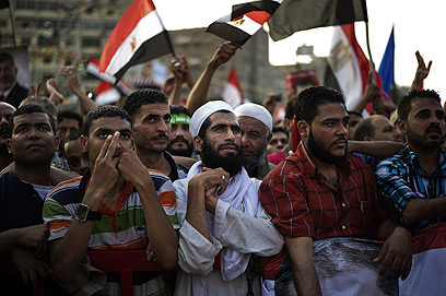 "זה הצבא נגד העם". תומכי מורסי בקהיר (צילום: AFP) (צילום: AFP)