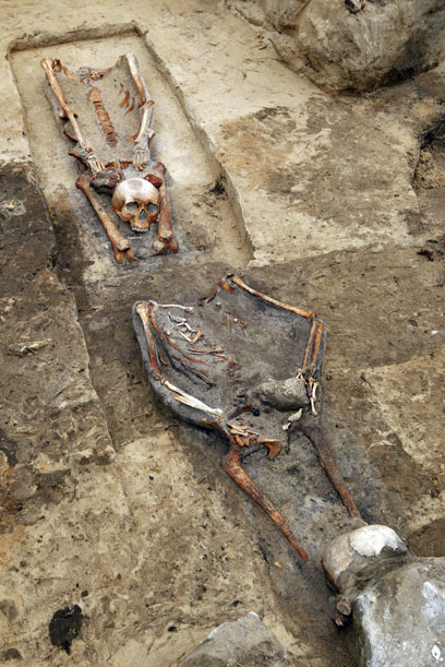 ראשי השלדים הונחו בין הרגליים. בית הקברות שנמצא על ידי הארכיאולוגים (צילום: EPA) (צילום: EPA)