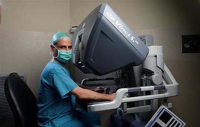 פרופ' איל זיו עם רובוא ה"דה וינצ'י". "הרובוט הוא הידיים של המנתח" (צילום: יונתן בלום) (צילום: יונתן בלום)