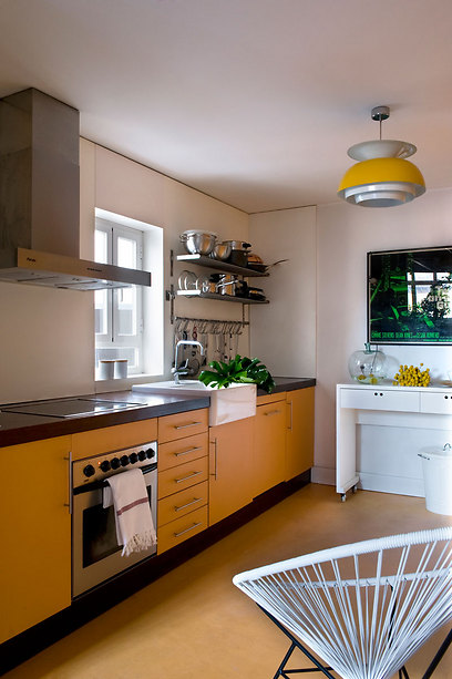 חלל המטבח כולל מזווה, חדר אמבטיה (כן, כן) ומרחב עשוי מארונות לטובת אחסון (צילום: Pablo Zuloaga) (צילום: Pablo Zuloaga)