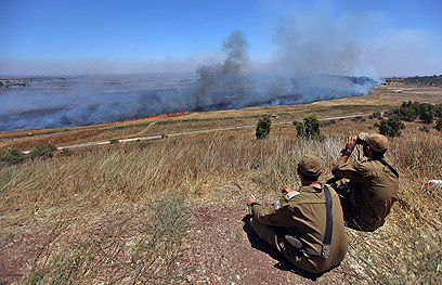 חיילי צה"ל מביטים על ההתפוצצויות בסוריה (צילום: EPA) (צילום: EPA)