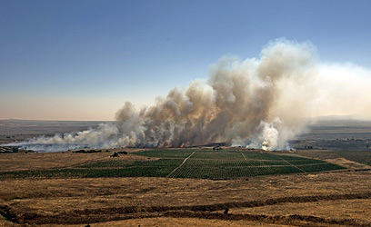 עשן והתפוצצויות בצד הסורי, ליד הגבול, היום (צילום: EPA) (צילום: EPA)