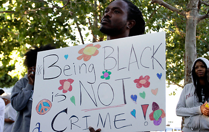 "להיות שחור זה לא פשע". מפגין בלוס אנג'לס (צילום: רויטרס) (צילום: רויטרס)
