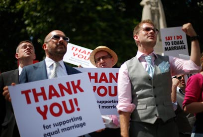 "תודה לכם על תמיכתכם בנישואים שוויוניים". הפגנה של מקהלת גברים הומואים מול הפרלמנט הבריטי (צילום: רויטרס) (צילום: רויטרס)