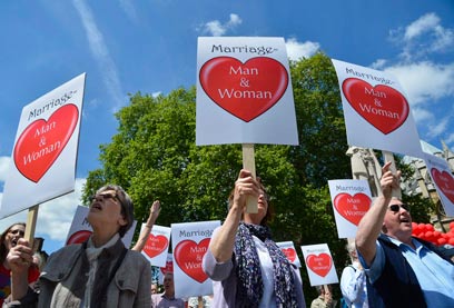 "נישואים = גבר ואישה". הפגנה של מתנגדי החוק מול הפרלמנט (צילום: רויטרס) (צילום: רויטרס)