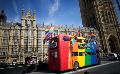 האוטובוס המסורתי נצבע בצבעי הגאווה (צילום: AFP) (צילום: AFP)