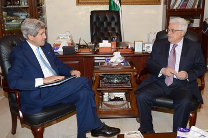 Kerry (L) with Abbas (Photo: Getty Images)