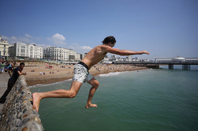 קופץ להתרעננות בחוף ברייטון (צילום: גטי אימג'בנק) (צילום: גטי אימג'בנק)
