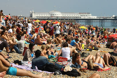 לא הותירו פיסת חול פנויה. רוחצים בחוף הים בברייטון (צילום: גטי אימג'בנק) (צילום: גטי אימג'בנק)