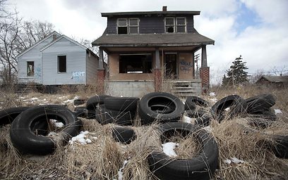 אשפה בחצר בית נטוש בשכונה במזרח העיר שהייתה פעם משגשגת (צילום: רויטרס) (צילום: רויטרס)