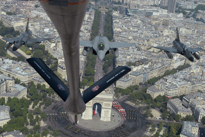 צרפת חגגה את יום הבסטיליה בשער הניצחון בפריז. כך זה נראה ממעוף מטוס תדלוק מדגם בואינג C135 (צילום: AFP) (צילום: AFP)