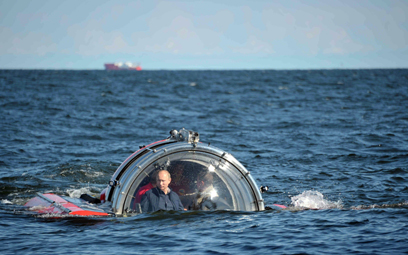 נשיא רוסיה ולדימיר פוטין שוב הפגין את יצר ההרפתקנות שלו ונכנס לתוך צוללת מחקר וצלל איתה אל קרקעית הים כדי לחזות בספינה שטבעה ב-1869 (צילום: AFP) (צילום: AFP)