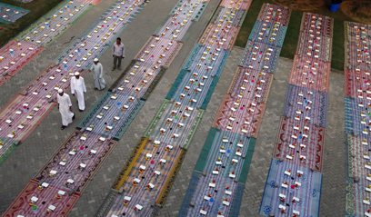 סעודת האיפטאר ממתינה לעובדים מוסלמים בדובאיי ששבים מעבודתם אחרי שצמו כל היום לרגל חודש הרמדאן (צילום: AFP) (צילום: AFP)