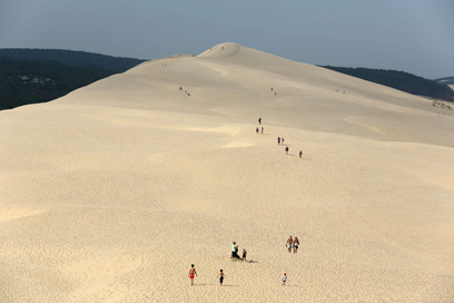 אנשים מטפסים על דיונת פילה, דיונת החול הגבוהה ביותר באירופה שממוקמת במערב צרפת (צילום: AFP) (צילום: AFP)
