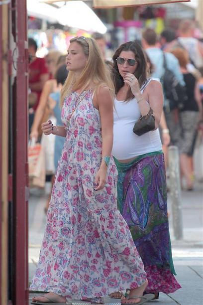 ברבור בלי משקפיים וולנטינה מתהלכות להן באיביזה (צילום: splashnews) (צילום: splashnews)